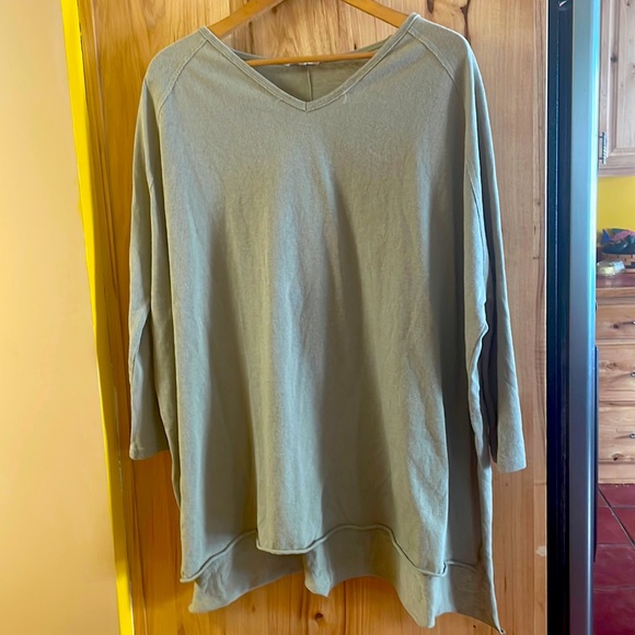 easel Tops - Easel Olive Long Sleeve Cotton
Jersey Boxy Knit Oversized Top M